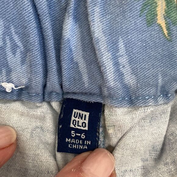Uniqlo Boys Cotton Shorts in Blue Surfer Print. Size 5-6! - Picture 4 of 5